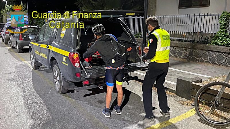 Etna, ciclista colto da malore soccorso dai militari del Soccorso Alpino della Guardia di Finanza