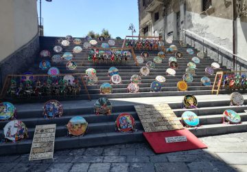 Giarre, per una mattina le opere d'arte del Liceo Guttuso sulla scalinata del bersagliere