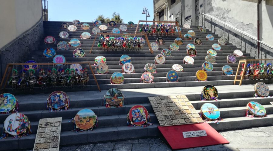 Giarre, per una mattina le opere d’arte del Liceo Guttuso sulla scalinata del bersagliere