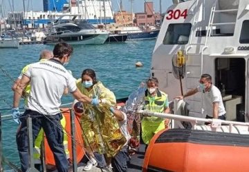 Ragazzi in difficolt&agrave; tra le onde, recuperati dalla Guardia Costiera