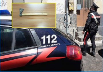 Picchiava il compagno minacciandolo anche con un&rsquo;ascia
