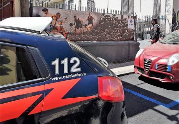 Catania, via Gorizia: minaccia i passanti e assale i Cc intervenuti su richiesta di un&rsquo;anziana
