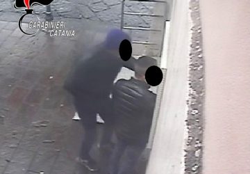 Invece di restituire il portafogli smarrito al cugino gli &ldquo;fregano&rdquo; 600 euro al bancomat