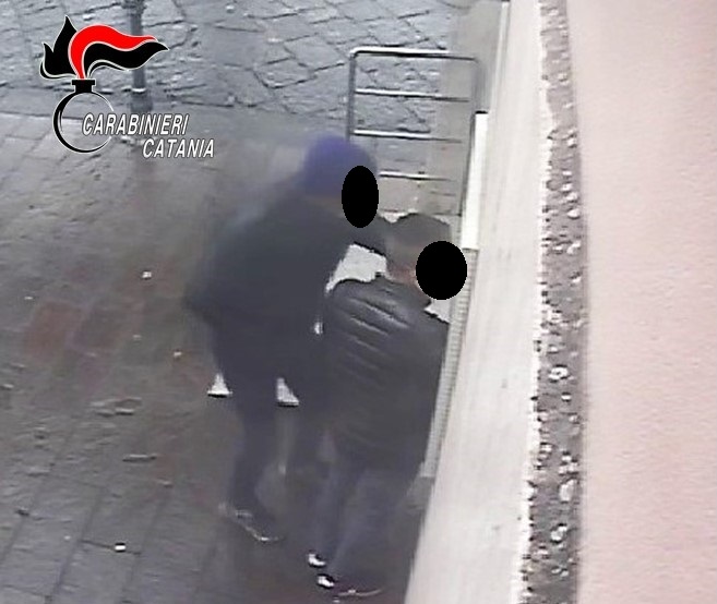 Invece di restituire il portafogli smarrito al cugino gli “fregano” 600 euro al bancomat