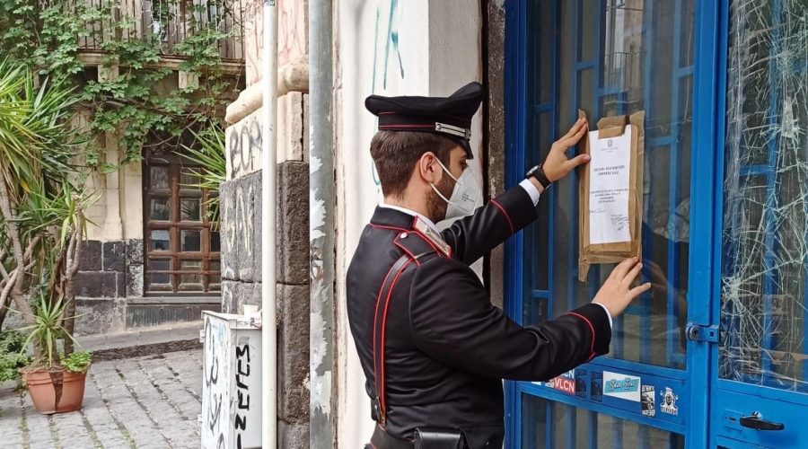 Chiuso mini market per violazione alle norme anti Covid-19. Diverse denunce