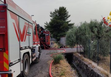 Vasto incendio a Canneto (Santa Maria di Licodia)