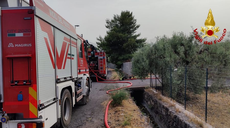 Vasto incendio a Canneto (Santa Maria di Licodia)