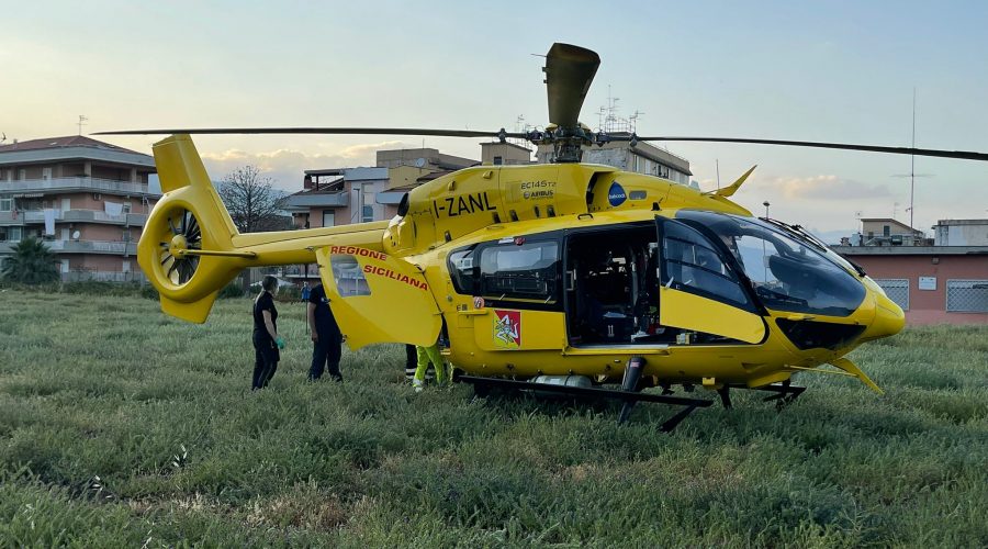 Giarre, elipista invasa dalla cenere: elisoccorso costretto ad atterrare tra le sterpaglie