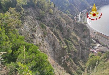Taormina, giovane precipita in un burrone: intervento dei Vvf VIDEO