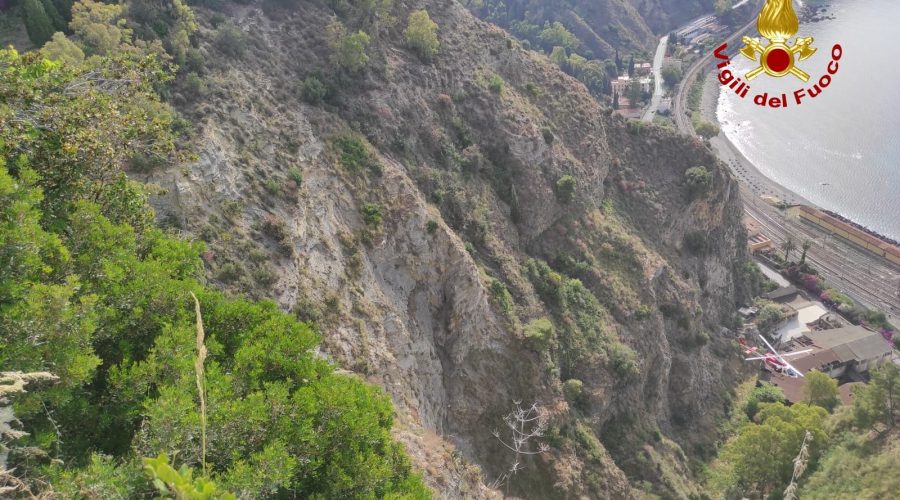 Taormina, giovane precipita in un burrone: intervento dei Vvf VIDEO