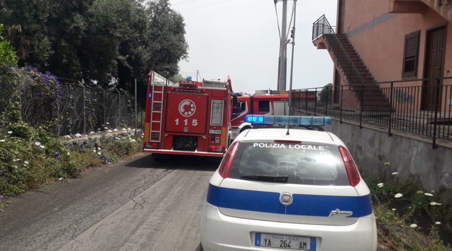 Riposto, vasto incendio in Contrada Gancia