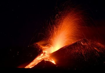 Etna, nuovo parossismo notturno, nube eruttiva alta 11 km. Lapilli a Zafferana