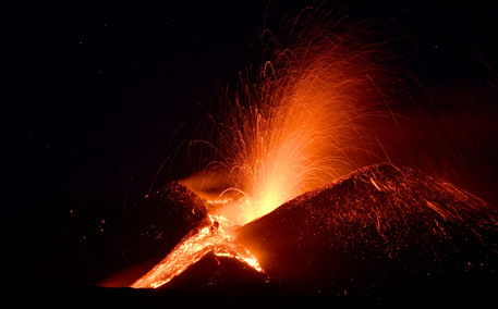 Nuova spettacolare fontana di lava sull’Etna