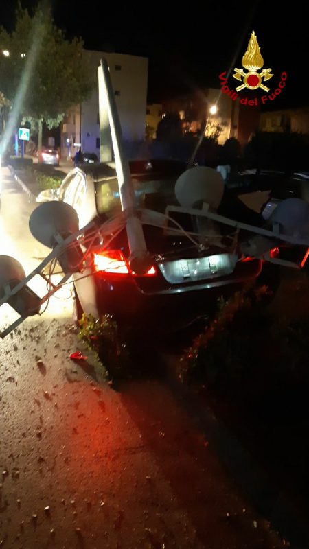 Caltagirone, auto con 4 giovani si schianta contro un palo. Intervento dei Vvff