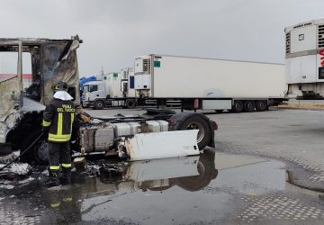 Catania, a fuoco automotrice: indagini in corso