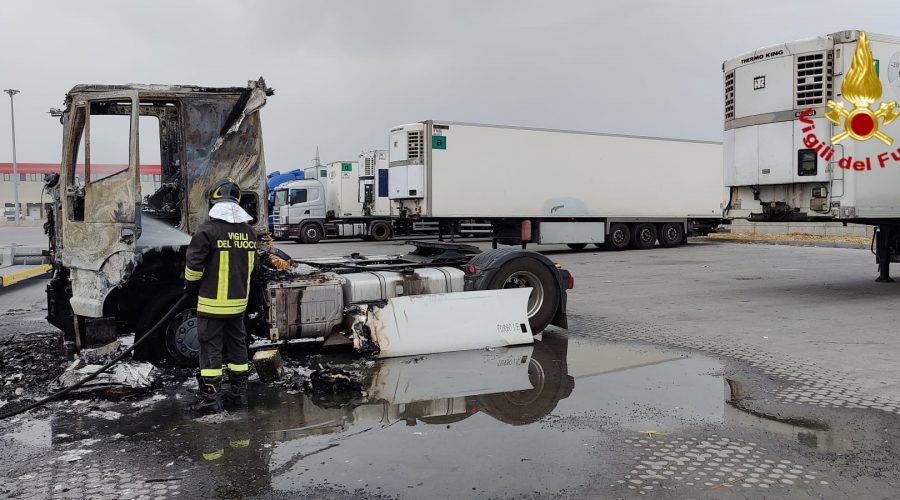 Catania, a fuoco automotrice: indagini in corso