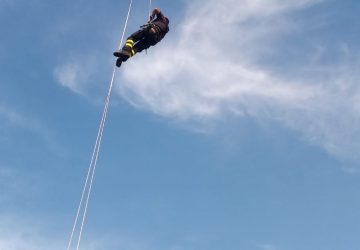 Caltagirone, vigili del fuoco salvano cagnetta scivolata in fondo a un pozzo