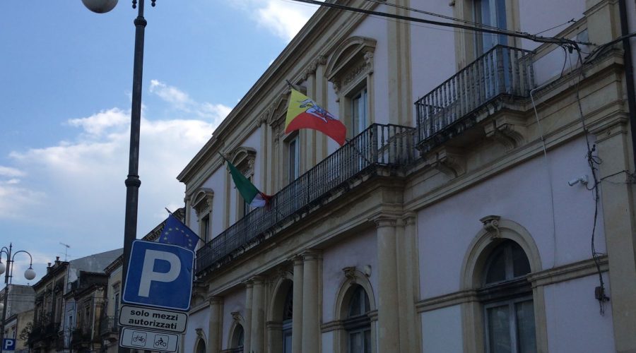 Rinnovate le indecenti  bandiere del municipio di Giarre: “concessa la Grazia della Vergogna”