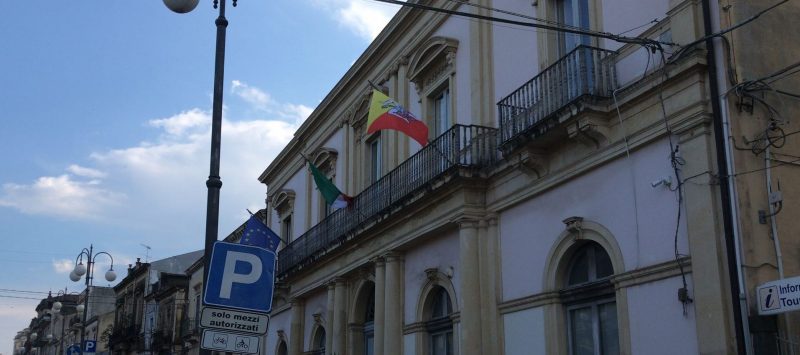 Rinnovate le indecenti  bandiere del municipio di Giarre: “concessa la Grazia della Vergogna”