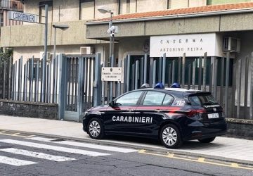 Lei va a partorire il terzo figlio mentre i carabinieri badano ai due fratellini