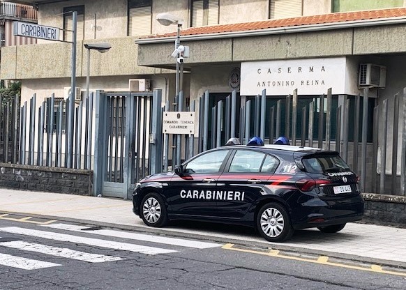 Lei va a partorire il terzo figlio mentre i carabinieri badano ai due fratellini