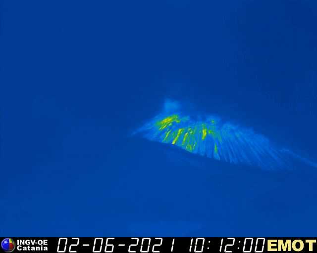 Nuova attività stromboliana dell’Etna. Cenere nel Giarrese
