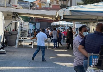 Giarre, esordio fiera del giovedi in via Campania: vigili contrariati