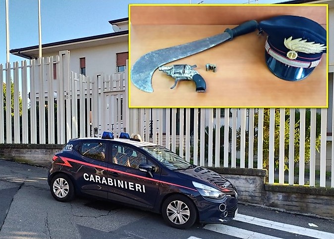 Acireale, voleva assistere alle effusioni amorose tra la nipote e il fidanzato: loro si rifiutano e lui scatena il finimondo