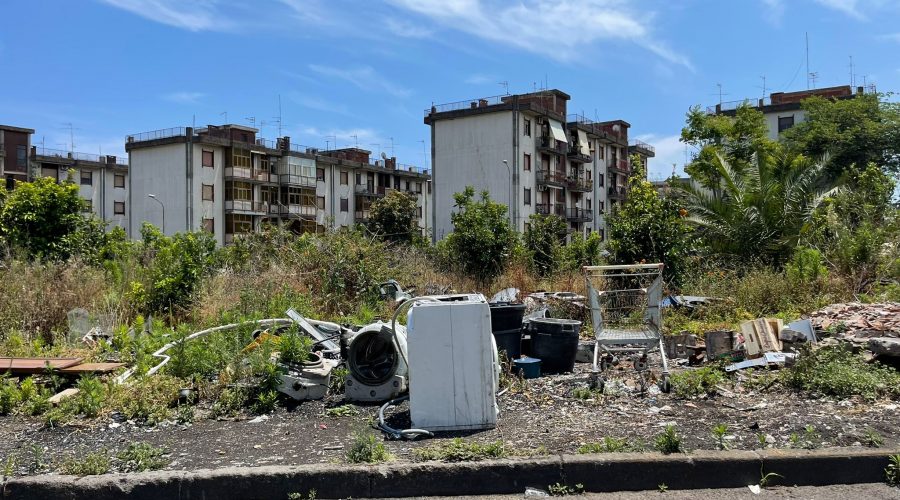 Giarre, quartiere Jungo: giardini di sterpaglie a rischio incendi