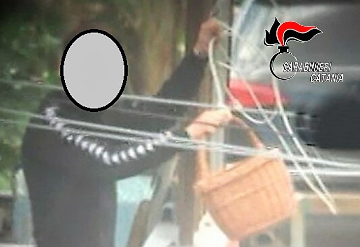 Catania, droga nel cestino di vimini calato dal balcone