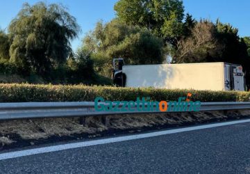 Tir si ribalta sulla A18 direzione Giarre. Lunghe code