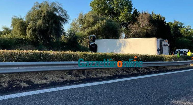 Tir si ribalta sulla A18 direzione Giarre. Lunghe code
