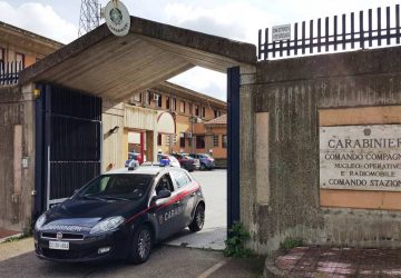 Minaccia i familiari di sparargli in testa: arrestato 22enne