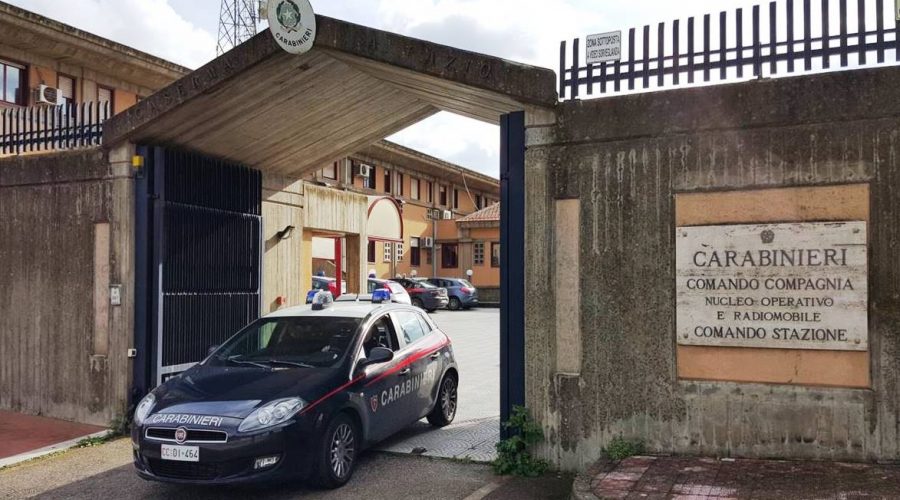 Minaccia i familiari di sparargli in testa: arrestato 22enne