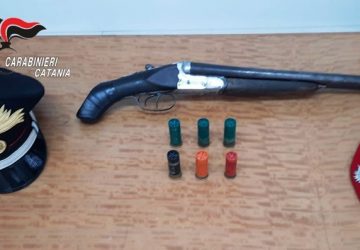 Palagonia, beccato con un fucile a canne mozze pronto al fuoco: arrestato