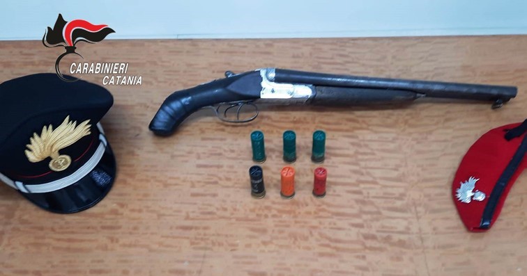 Palagonia, beccato con un fucile a canne mozze pronto al fuoco: arrestato