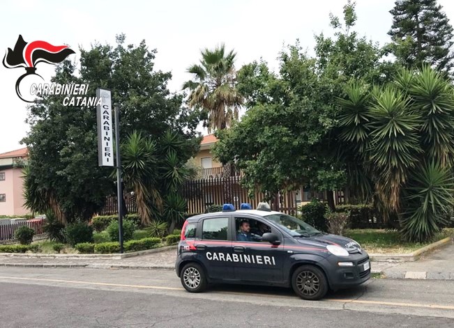 Quando la coppia “scoppia”: fugge dagli arresti domiciliari per rifugiarsi dai Carabinieri