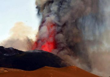 Etna, ancora fontane di lava e cenere. Operativo aeroporto di Catania