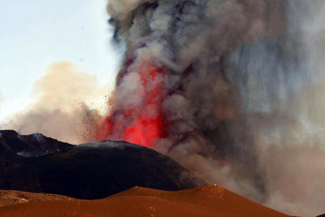 Etna, ancora fontane di lava e cenere. Operativo aeroporto di Catania