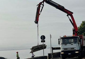 Riposto, in fase di montaggio le pedane elioterapiche