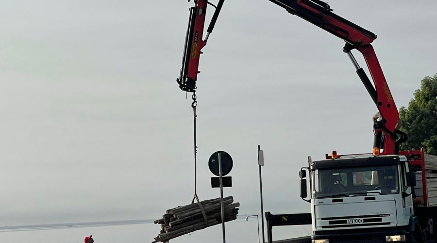 Riposto, in fase di montaggio le pedane elioterapiche