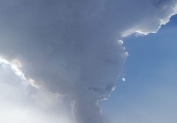 Etna, nuovo parossismo, nuvola di cenere su Giarre