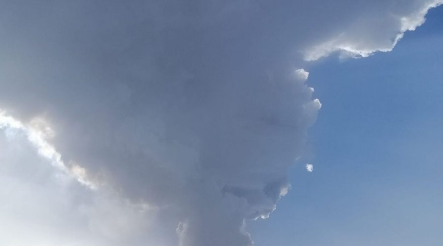 Etna, nuovo parossismo, nuvola di cenere su Giarre