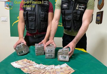 Catania, beccato dalla GdF "corriere" con 4 chili di erba