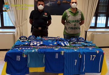 In vendita maglie, sciarpe e gadget della nazionale italiana di calcio contraffatti: un denunciato
