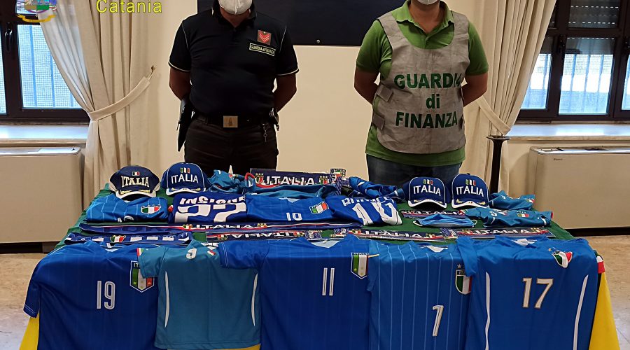 In vendita maglie, sciarpe e gadget della nazionale italiana di calcio contraffatti: un denunciato