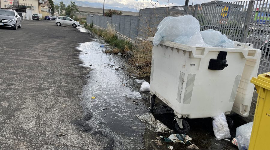 Giarre, fiume di liquami scorre davanti una vasta area commerciale