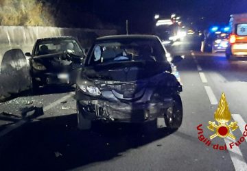 SS 284, incidente nella notte: 5 feriti