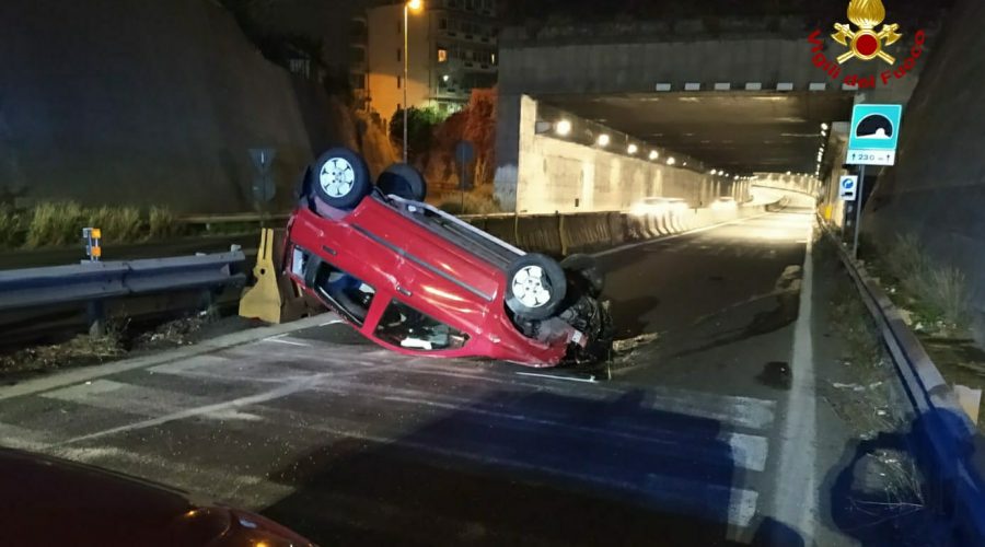 Catania, auto si ribalta sul viale Mediterraneo