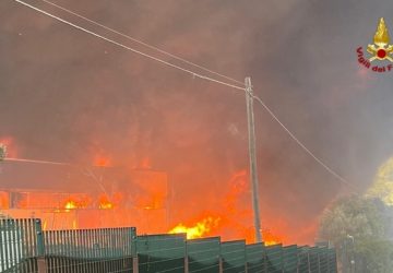 In fiamme deposito carta e plastica a Motta Camastra FOTO VIDEO